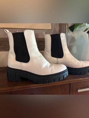 Big Girls White Teagan Lug-Sole Boots with Black Elastic Panels Size 5